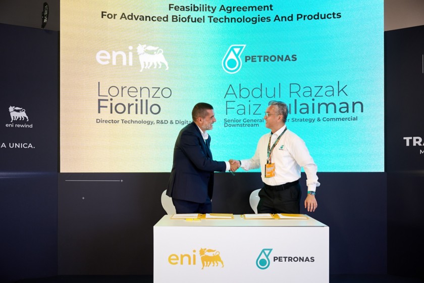 Eni e PETRONAS studiano una bio-benzina ad alte prestazioni: il laboratorio parte dalla Formula 1
